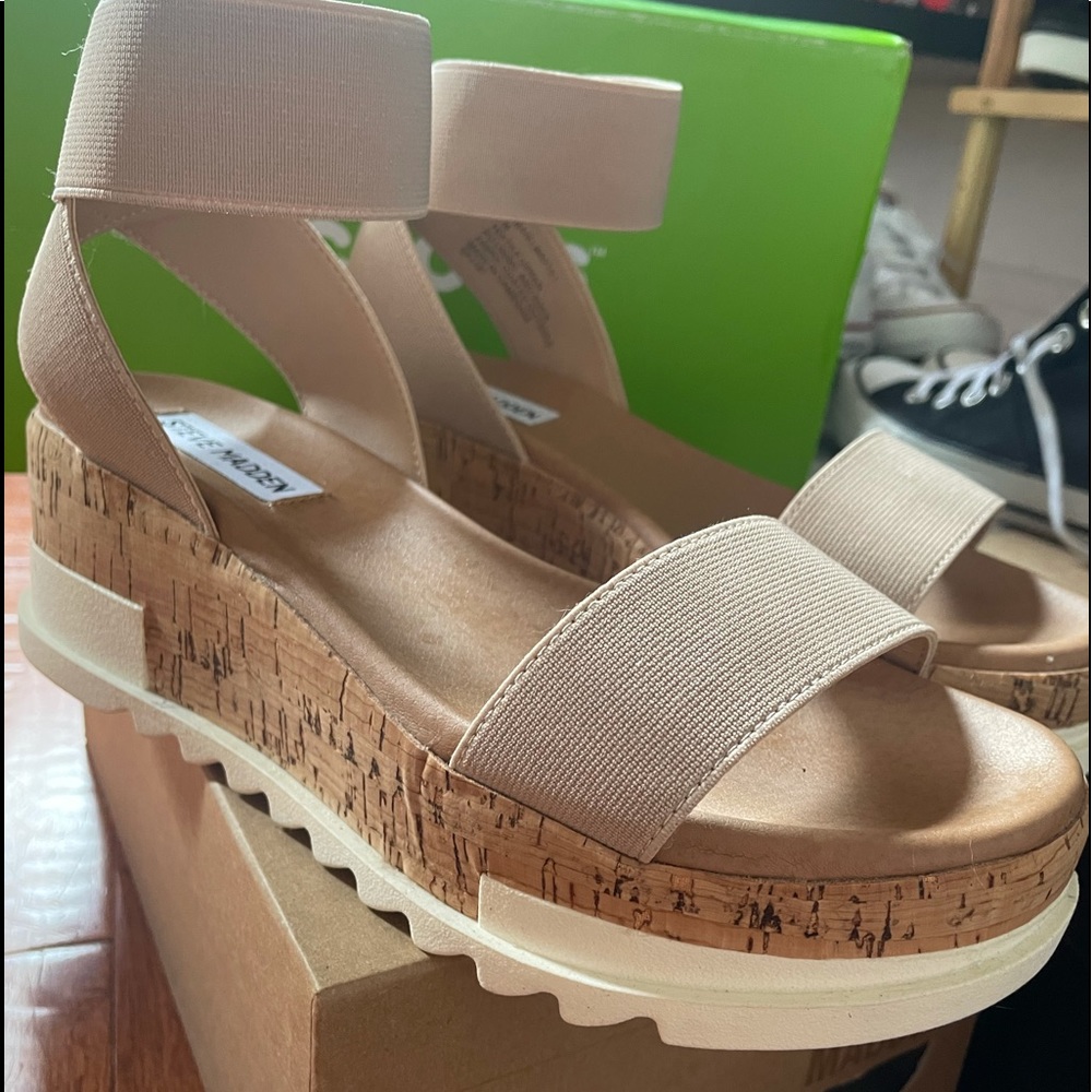 SOLD NWOT STEVE MADDEN ELBA WEDGE